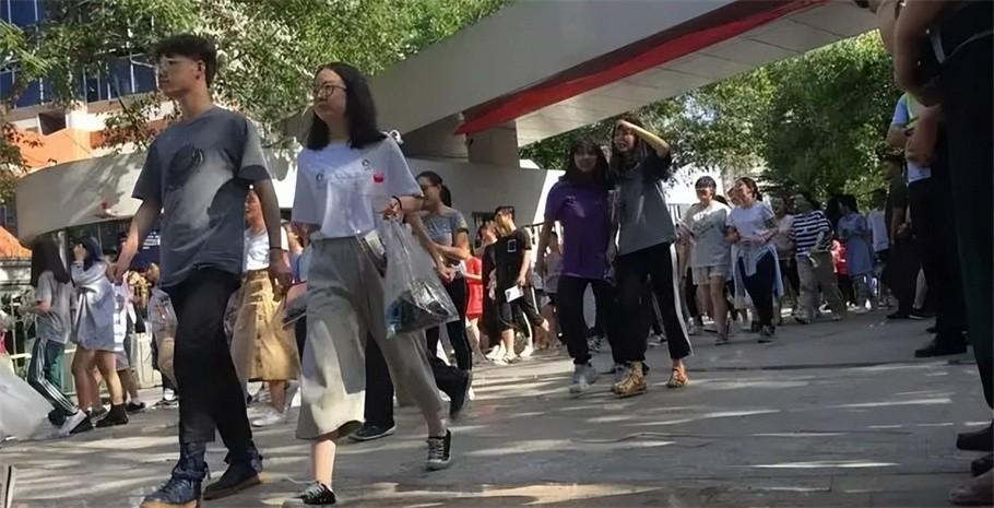 回顾广东女孩冼奇琪,豪言"懒得考清华和北大",她高考