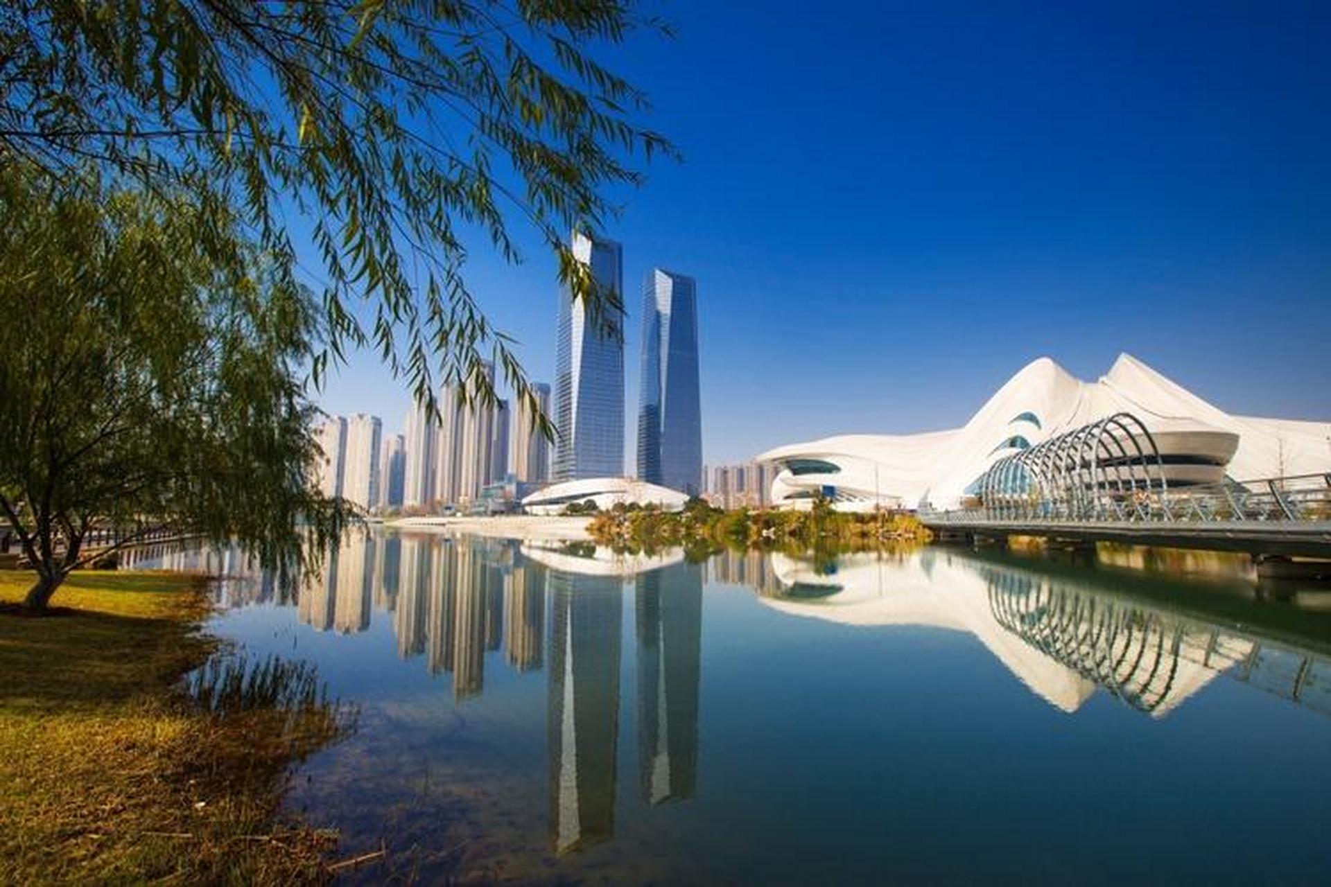 长沙限定春色# 梅溪湖位于中国湖南省长沙市的大河西先导区,是一讣