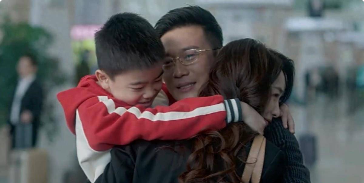 回顾徐洪浩:比妻子大10岁,家里家外都被妻子领导风光背后有眼泪