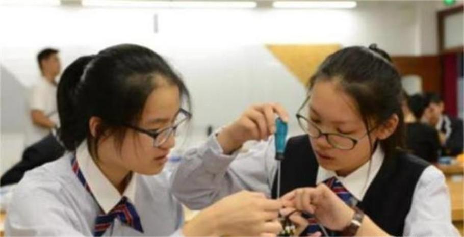 回顾广东女孩冼奇琪,豪言"懒得考清华和北大",她高考