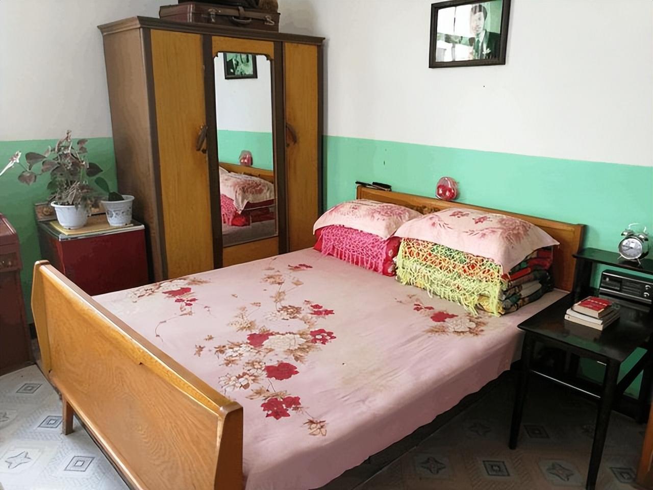 90年第一次进城睡火车站,早上醒来身边躺个姑娘,现在她是我媳妇