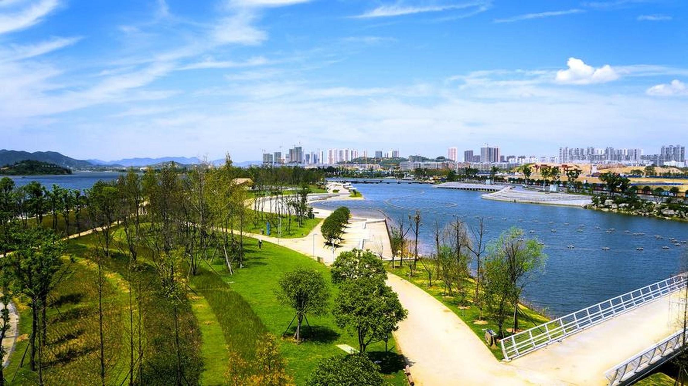 长沙限定春色# 梅溪湖位于中国湖南省长沙市的大河西先导区,是一讣