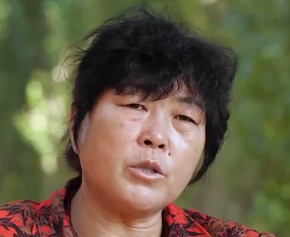 1985年,殷玉珍被父亲嫁到沙漠睡地窖,多年后享誉世界