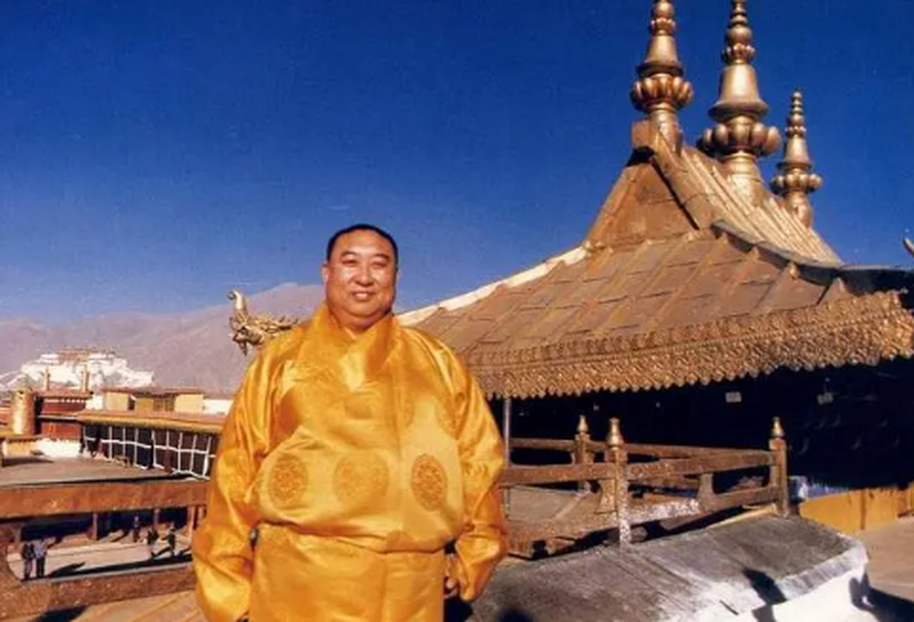 十世班禅确吉坚赞是##的重要宗教领袖,他的一生致力于##的解放和汉藏