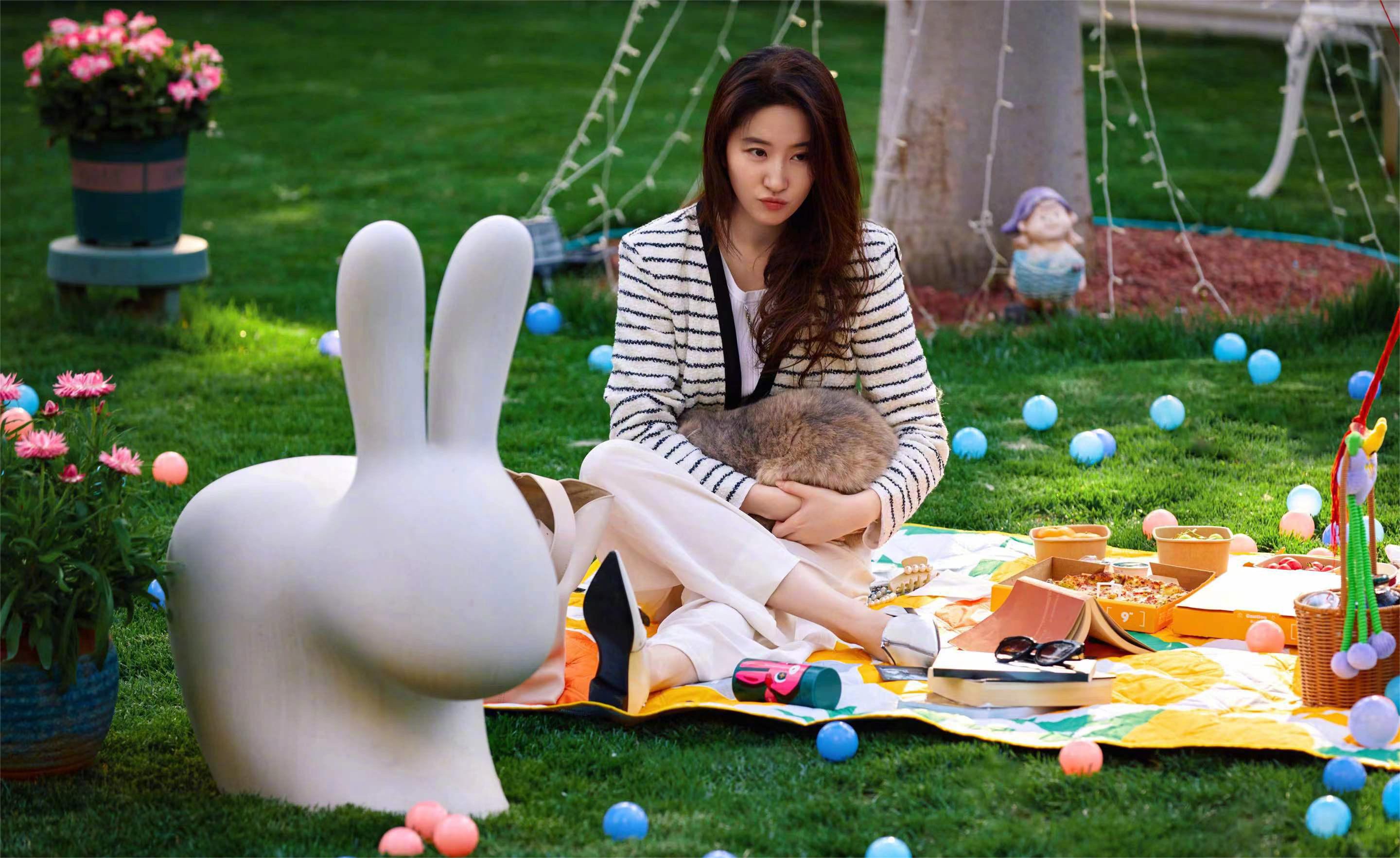 刘亦菲春日惬意时光:猫咪,咖啡,歌声与书香