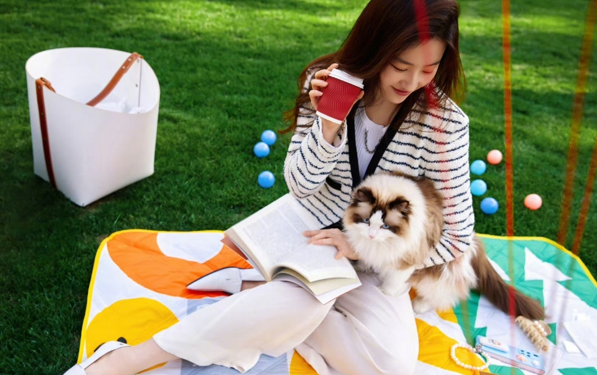 刘亦菲和猫猫的互动,在这个周末的日子里,再喝上一杯咖啡,生活变得很