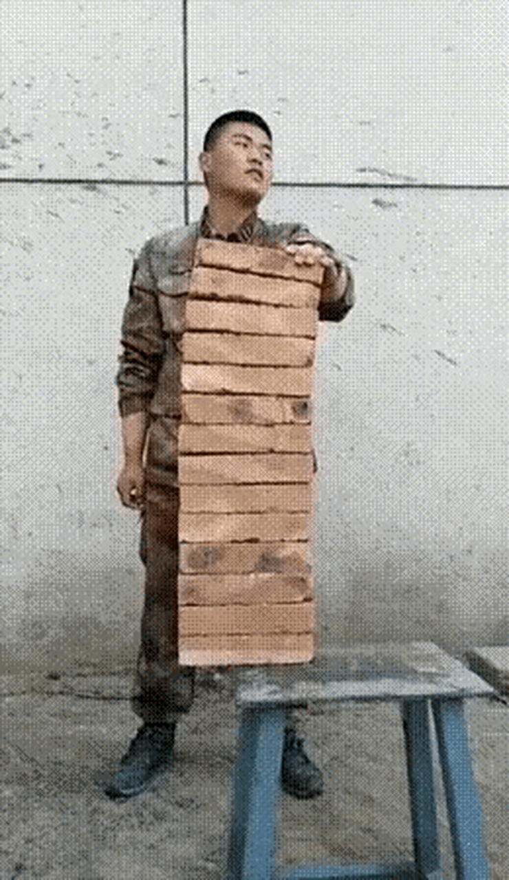 力大无穷手劈砖,掌落砖开分两边. 单掌开碑十四块,有图为证不虚传.