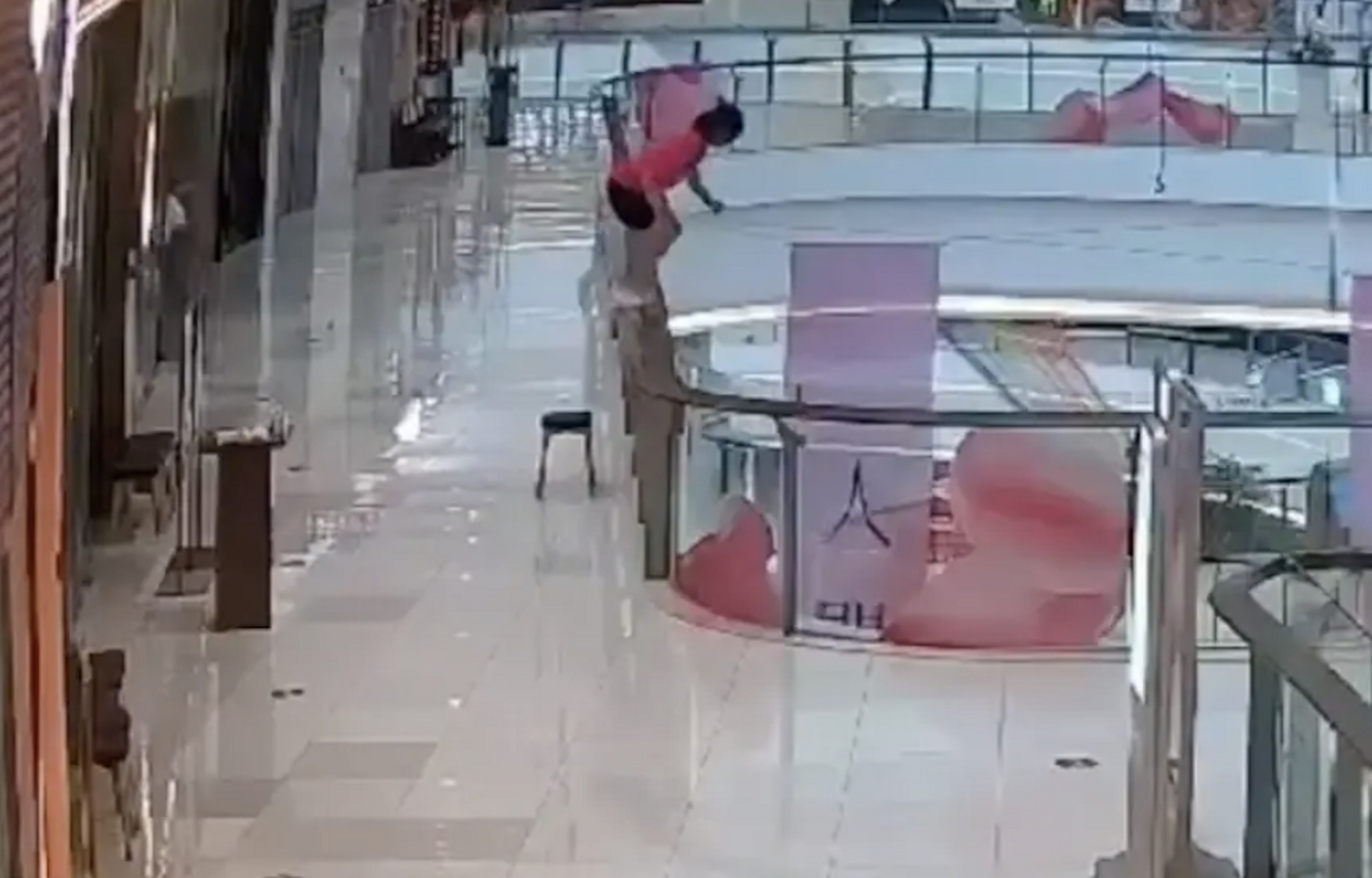 广州一女子商场跳楼身亡,现场视频曝光,路人被砸知情人透露原因