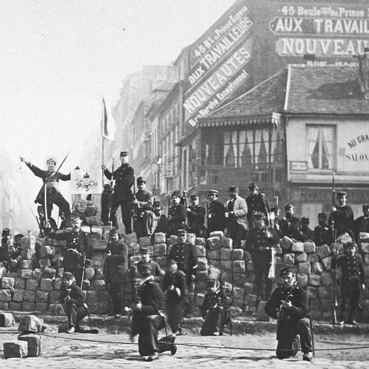 国民自卫军战士利用路障保卫受到围攻的巴黎公社,梅尼蒙当社区,1871年