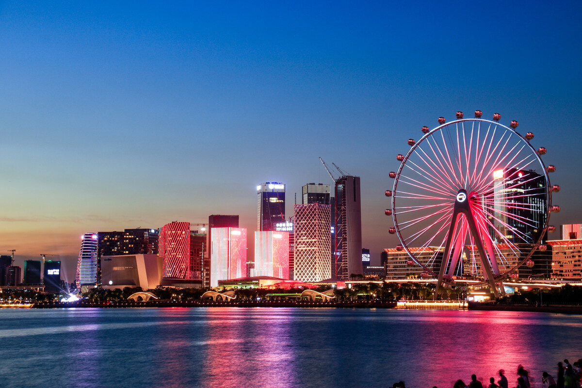 深圳新地标,湾区之光摩天轮  在深圳,有一个新晋网红打卡点,那就是