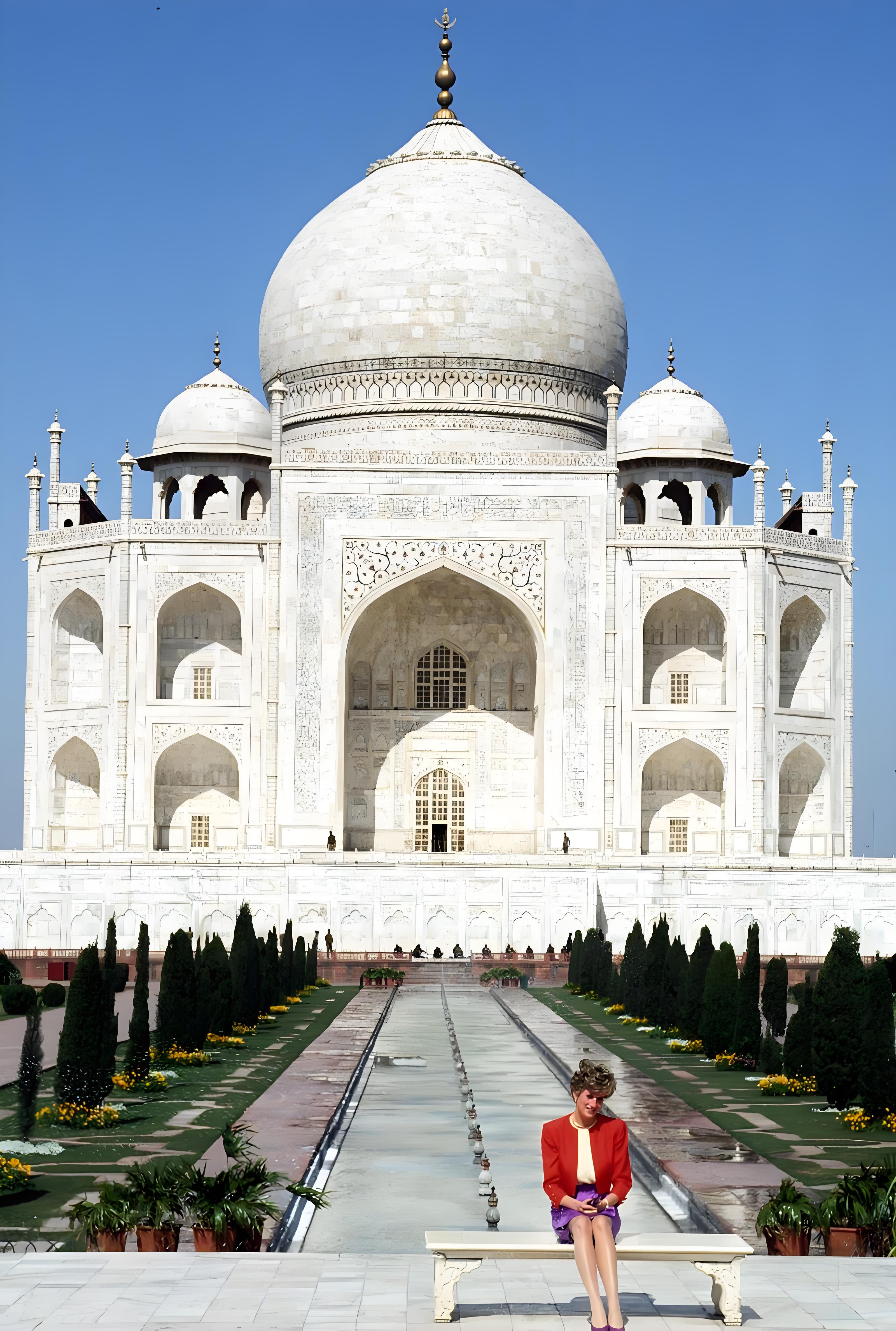 戴安娜王妃在泰姬陵前孤独垂泪,多年后威廉与凯特重游此地,凯特为威廉