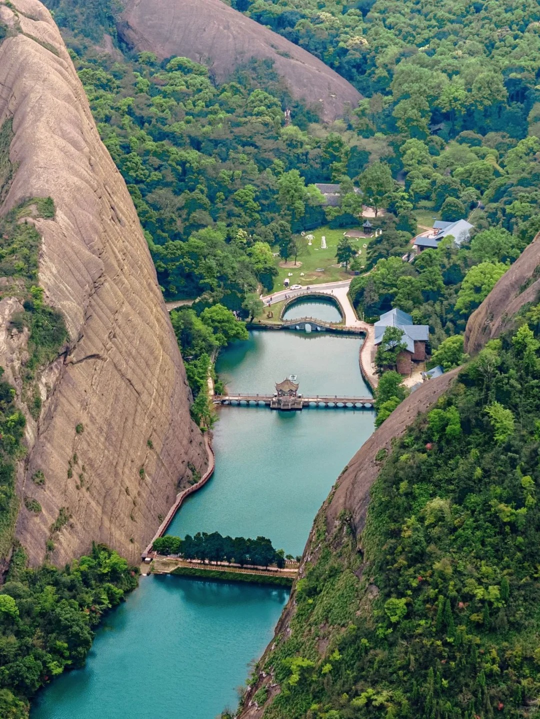 江西龟峰景区,国家5a级景区,龟峰景区是一个被誉为"自然之瑰宝,蠕间