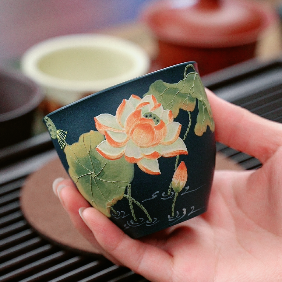 1 紫砂杯的材质主要由紫砂泥制成,这种泥料含有丰富的矿物质,经过