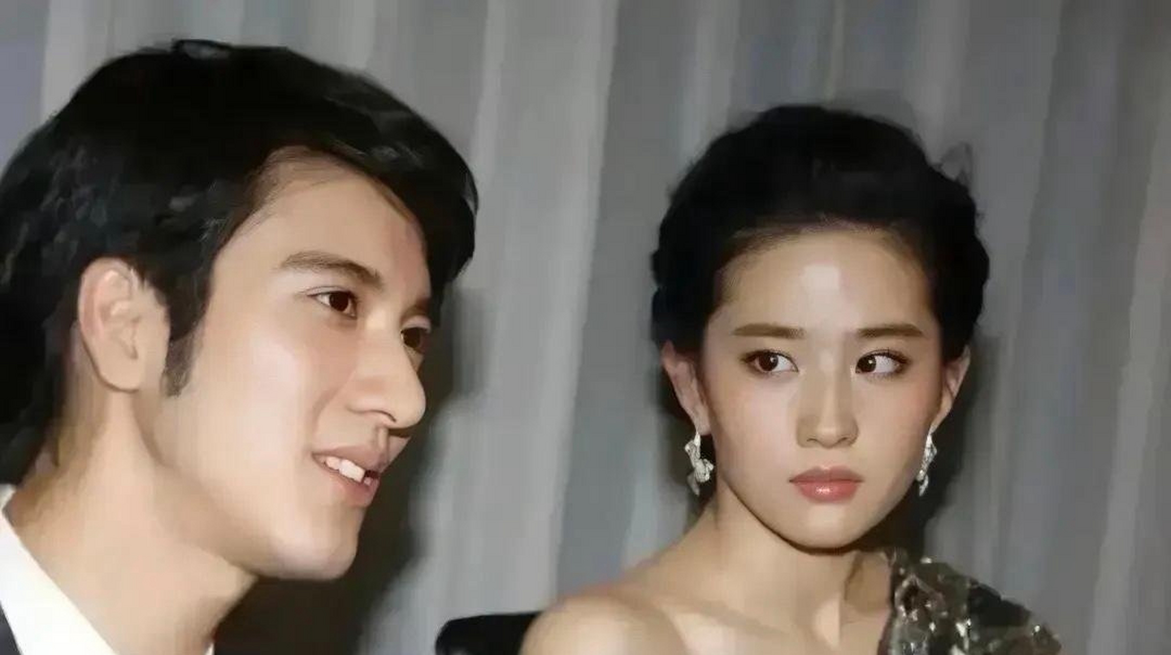 刘亦菲看王宝强是面对微笑,看王力宏则是一脸严肃