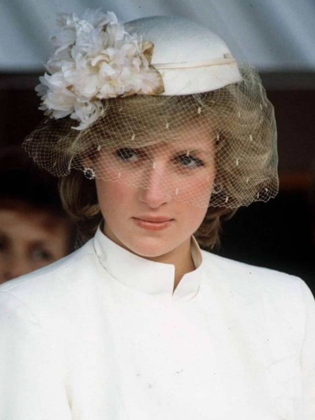 只见31岁的戴安娜独坐在泰姬陵前,身边没有查尔斯的陪伴,孤独的背影惹