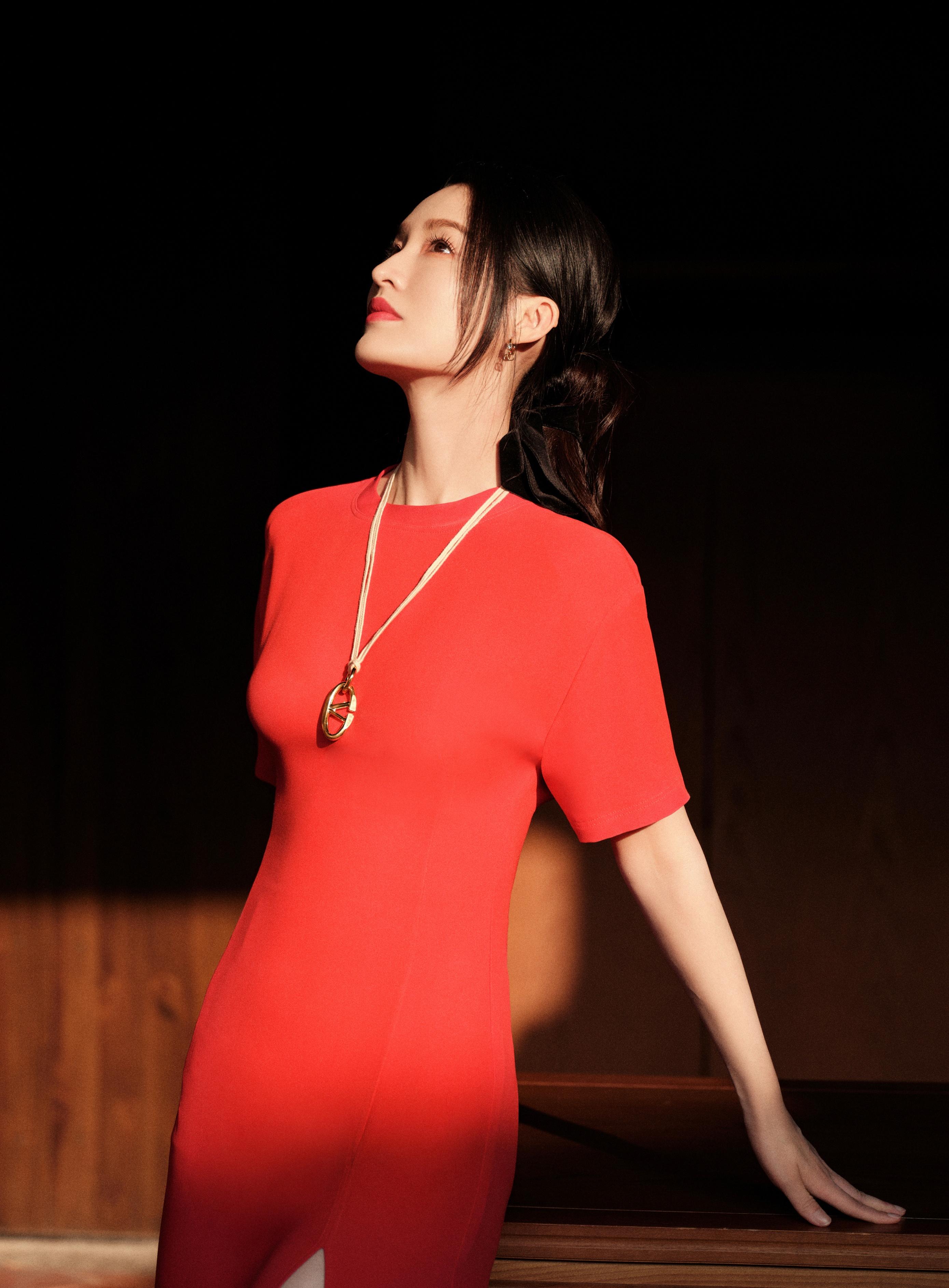 李沁高开叉红裙一笑倾城,惊艳四座!