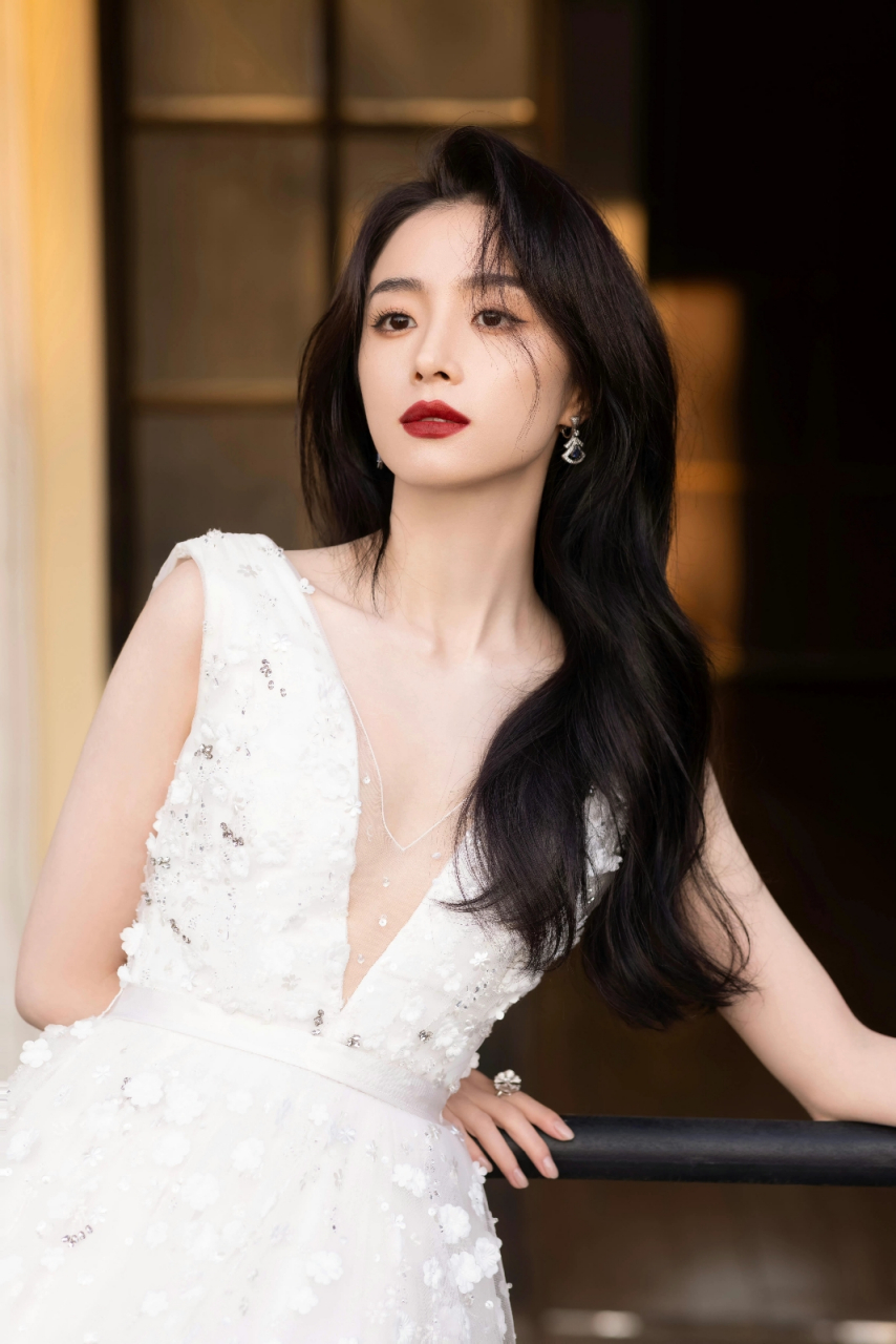 胡冰卿裙装写真大赏:优雅裙摆下的绝美瞬间