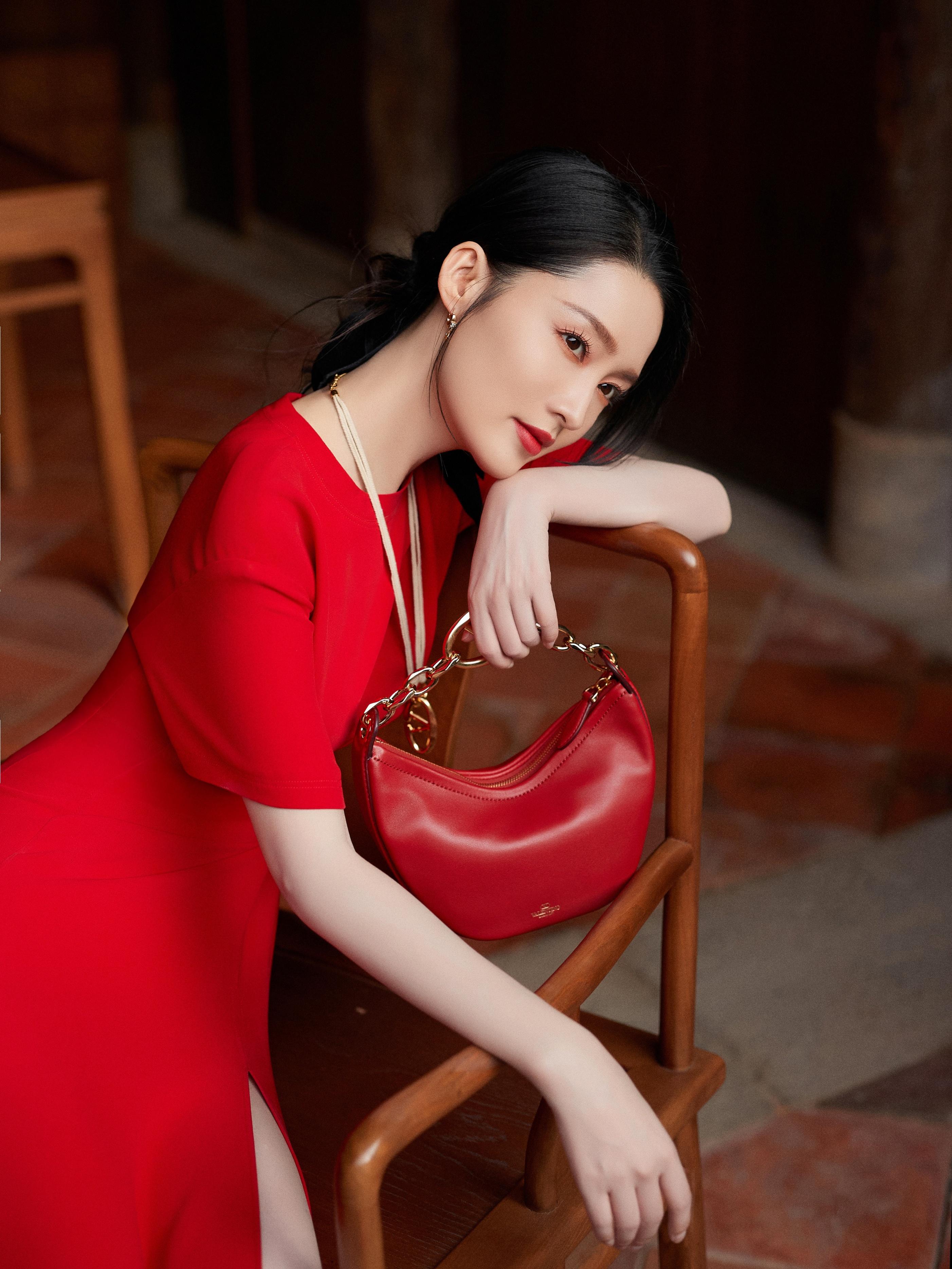 李沁高开叉红裙一笑倾城,惊艳四座!