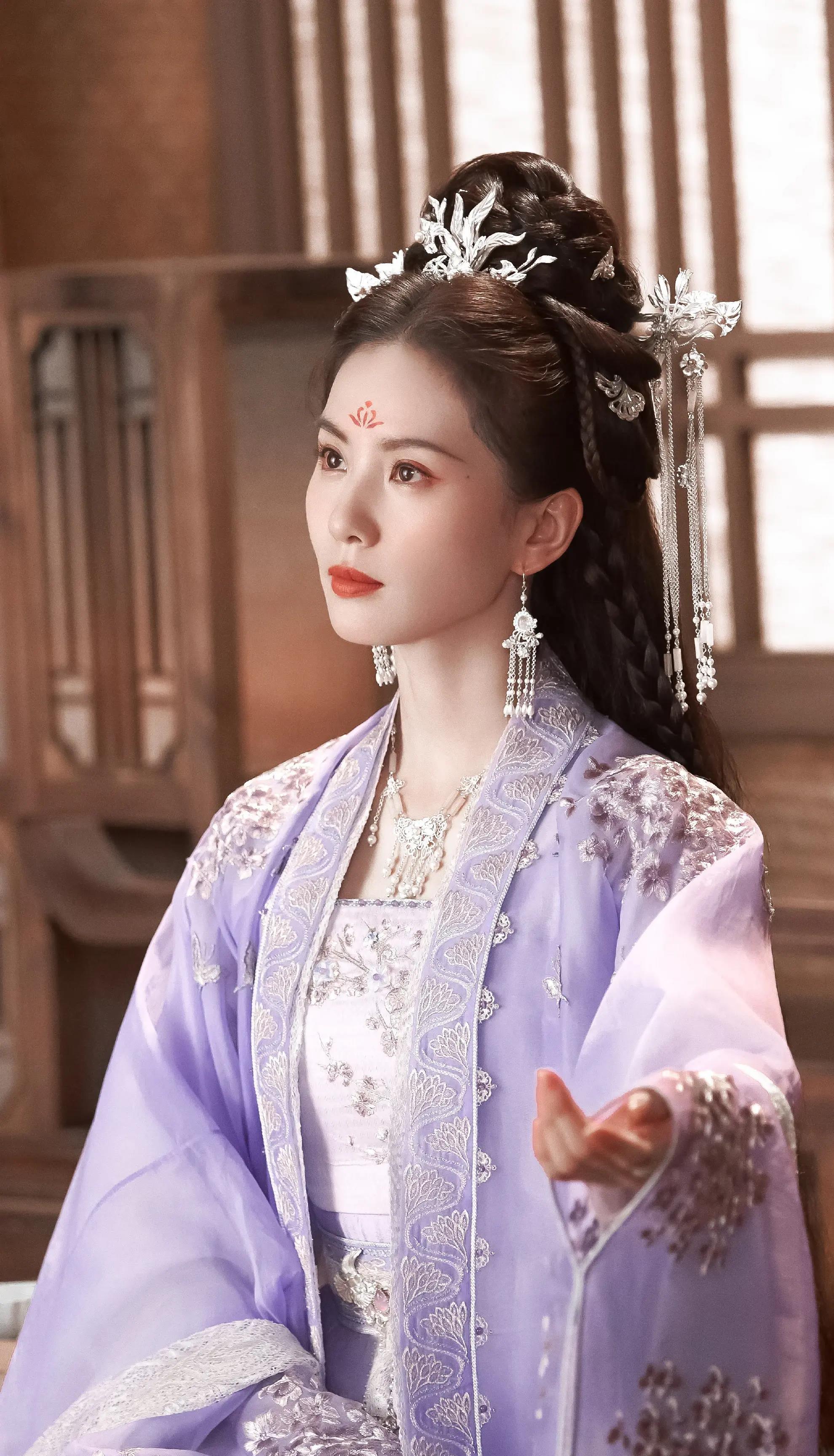 女明星古装紫色系装扮谁最美?唐嫣霍思燕最经典,娜扎最惊艳