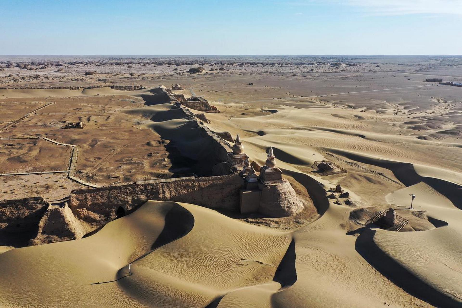 西夏古城遗址  黑城遗址位于内蒙古额济纳旗达来呼布镇南偏东方向约22