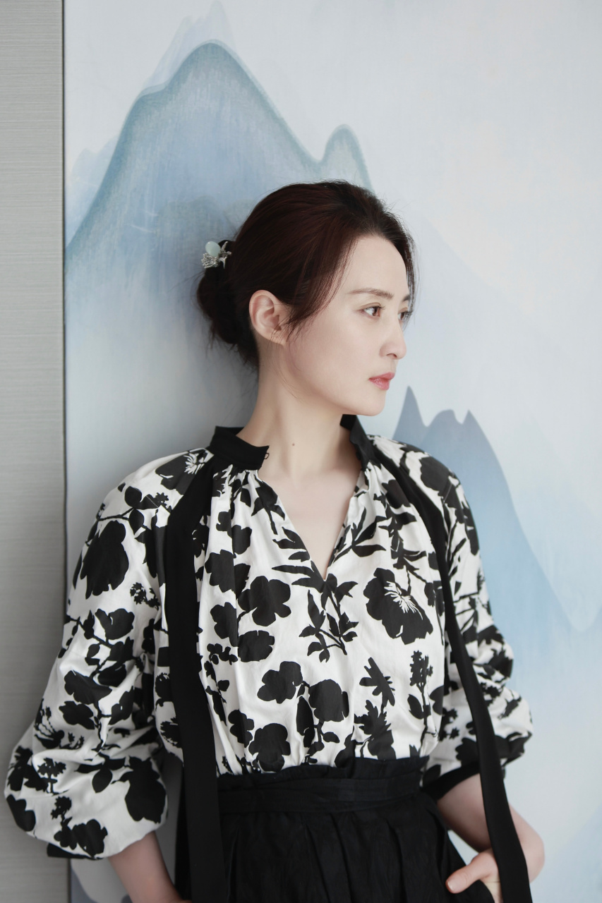 蒋勤勤于优雅韵味与时尚穿搭间游刃有余,宛如墨染山水般气质深沉又