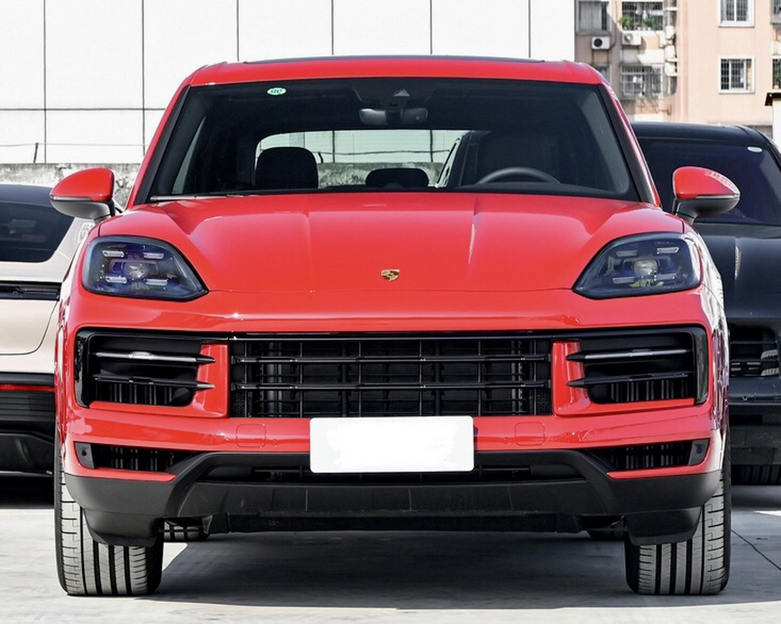 2024新款保时捷卡宴,这辆大姨妈红车身配上黑色修饰点缀,运动风杠杠的
