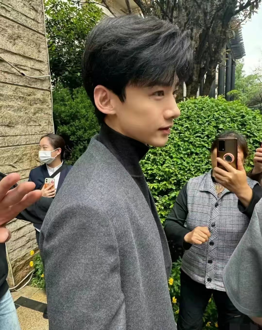 感觉白敬亭看起来像小孩子一样,只能说看起来年轻.