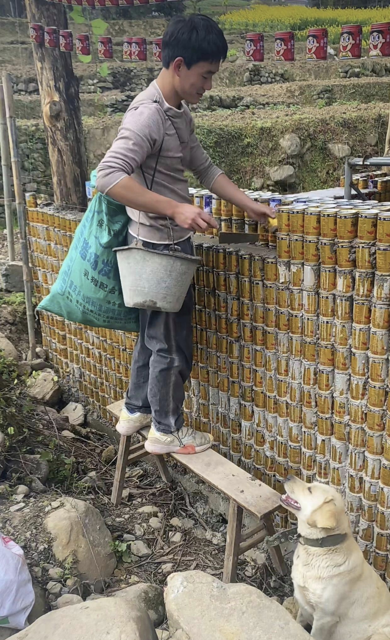 这面墙砌的挺好看,但这饮料瓶是回收来的吧