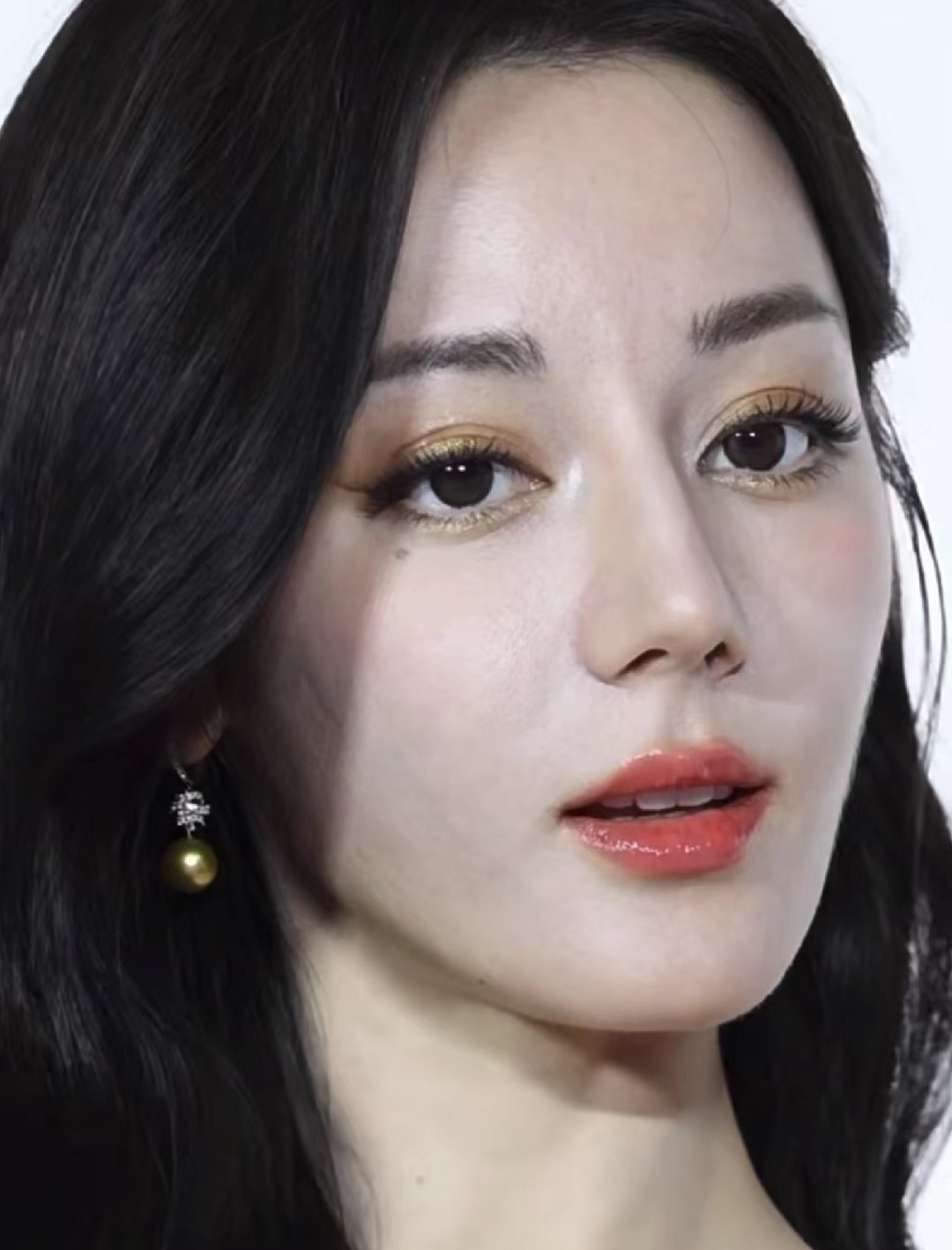 天呐,迪丽热巴生图居然不卡粉,脸上毛孔都看得一清二楚,生图真的超能