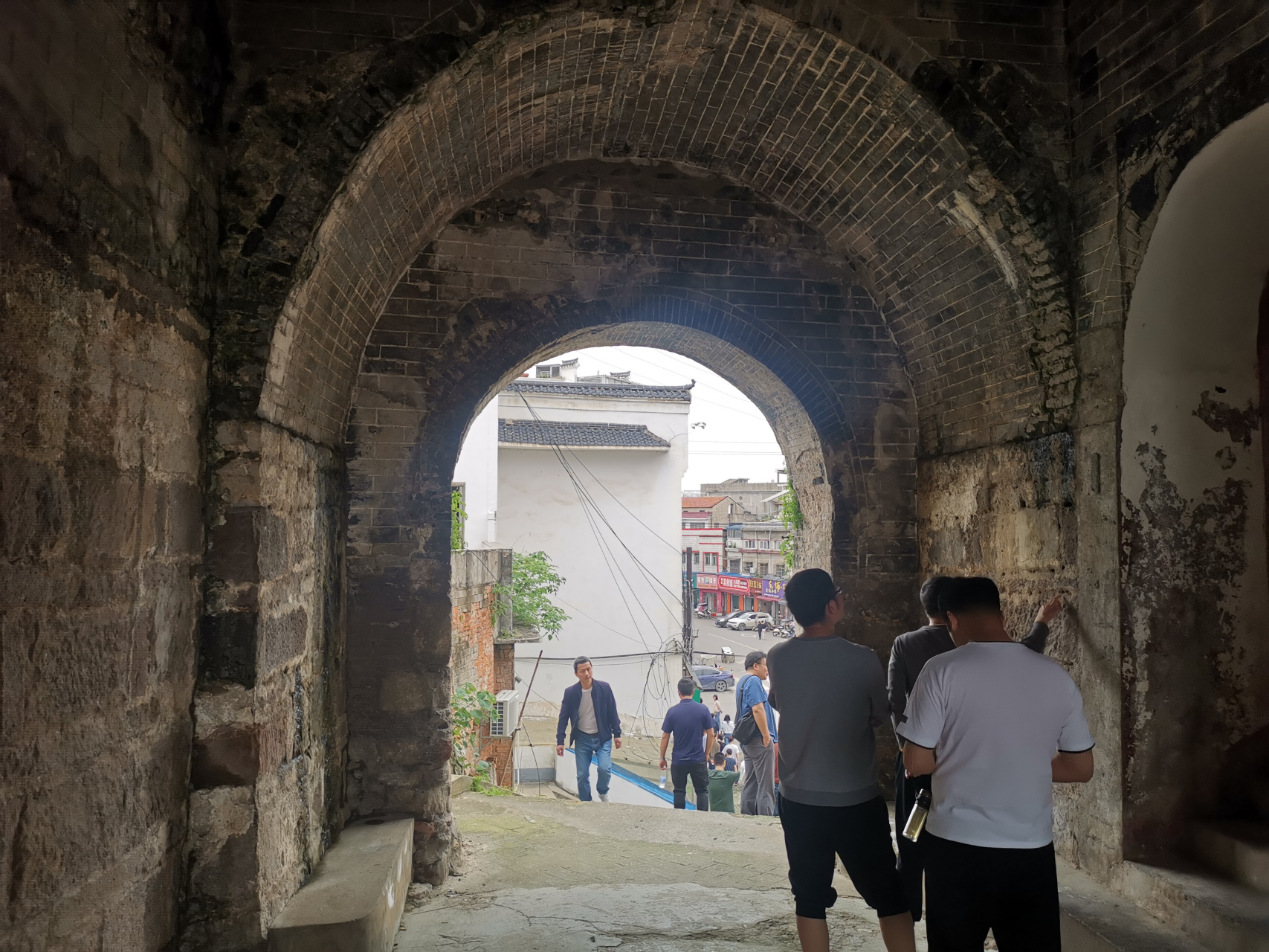 蕲州古城如今只剩下雄武门,高高耸立在山头之上,墙上长满了杂草,古韵