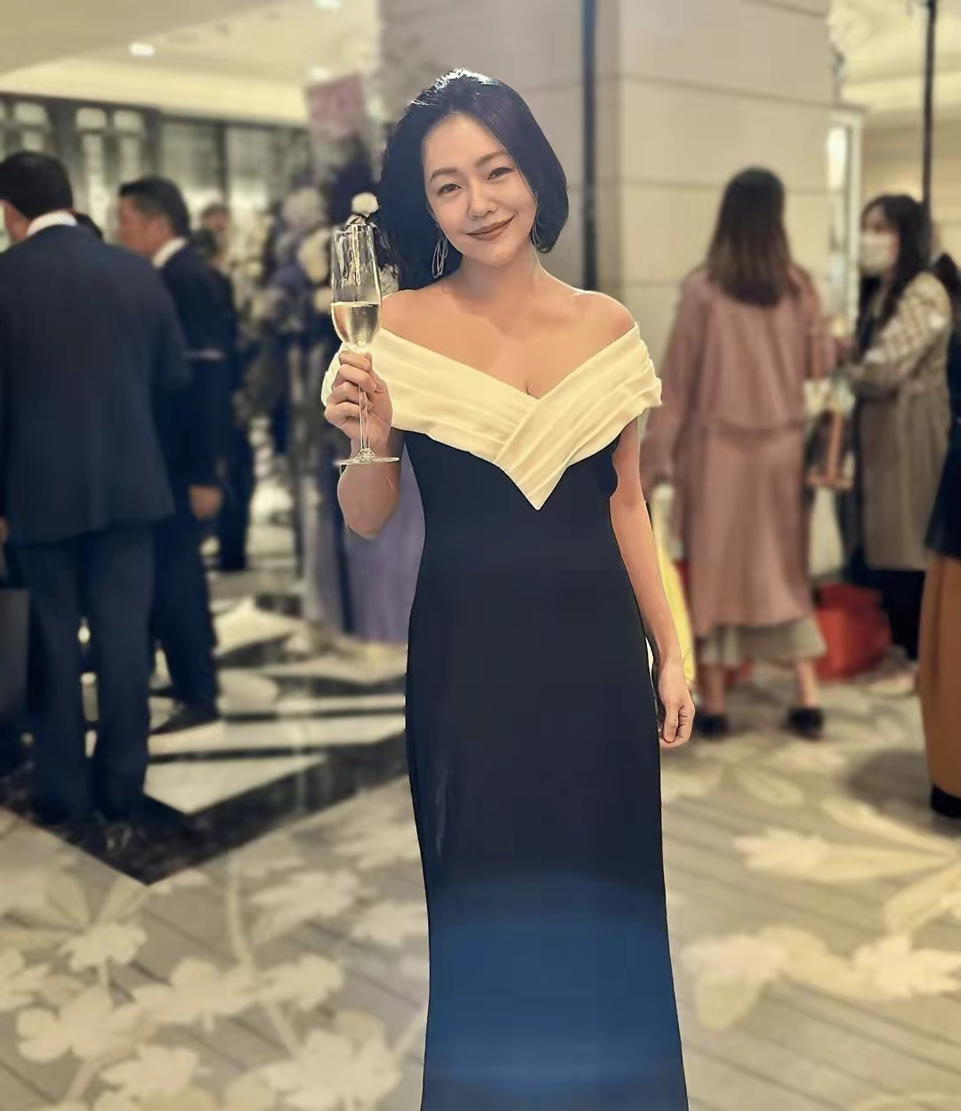 小s携妈妈和3个女儿参加婚礼三姐妹穿扮好成熟美丽指数爆表