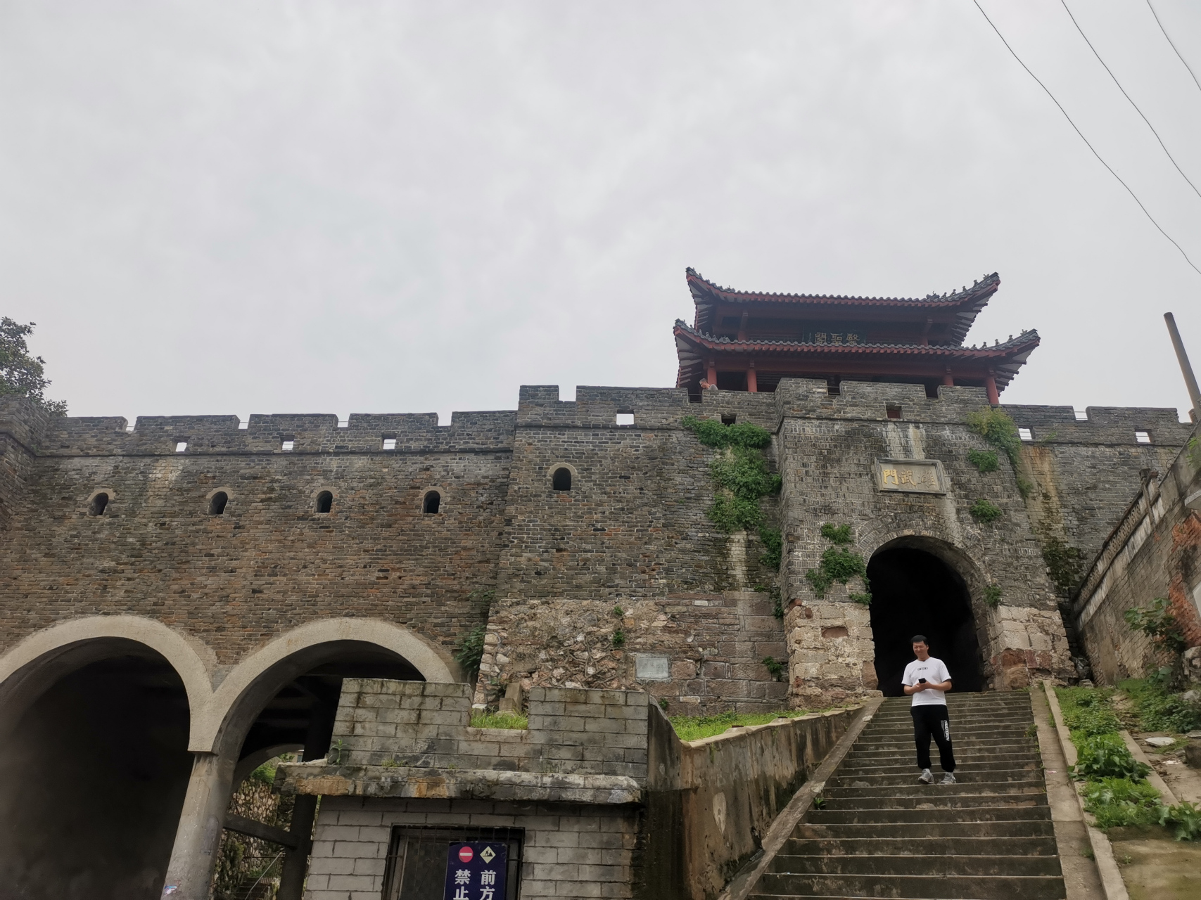 蕲春蕲州风光醉人,有长江,大湖,高山,蕲州古城雄武门壮观之极!