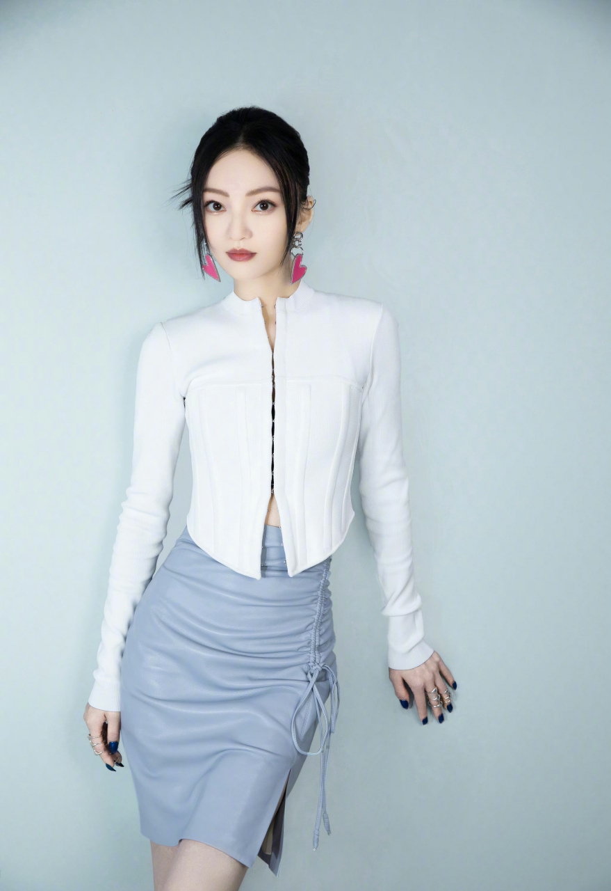 张韶涵,白色上衣搭配浅灰色短裙,人美歌甜!