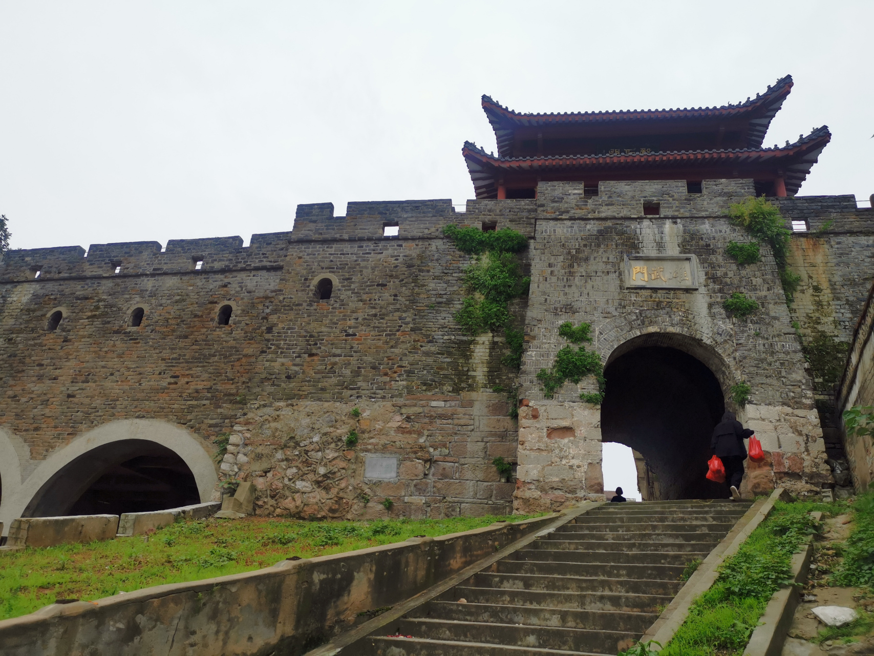 蕲州古城如今只剩下雄武门,高高耸立在山头之上,墙上长满了杂草,古韵