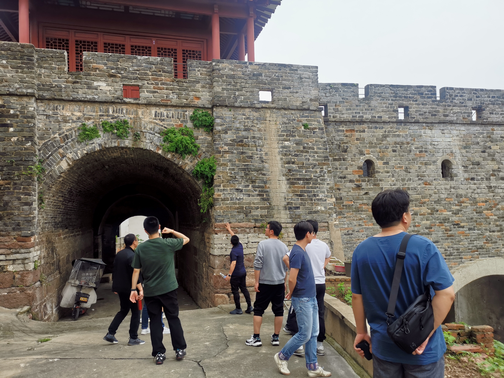 蕲州古城如今只剩下雄武门,高高耸立在山头之上,墙上长满了杂草,古韵