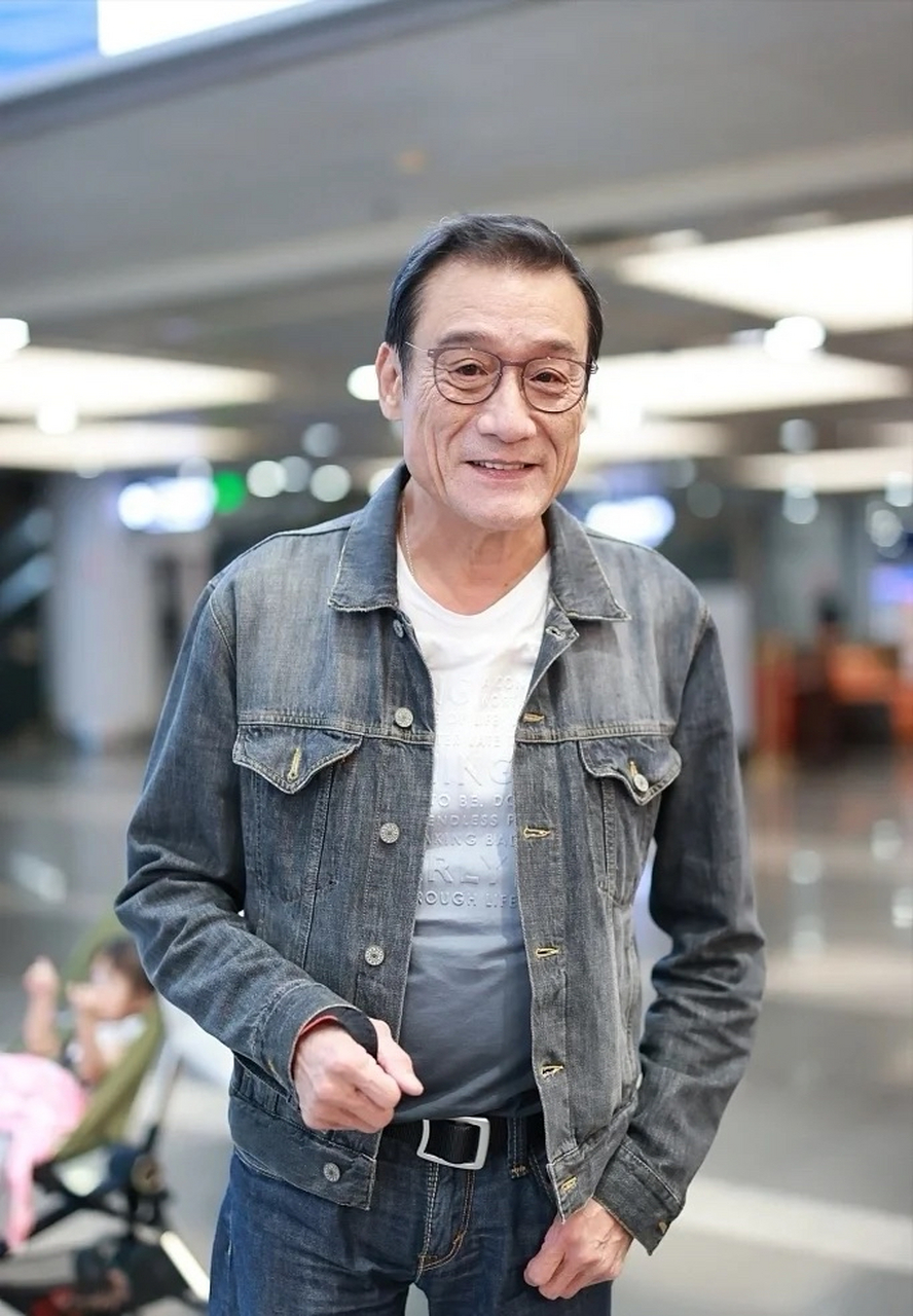 梁家辉牛仔套装现身北京机场,很是帅气有型啊,感觉年纪大了后如果心态