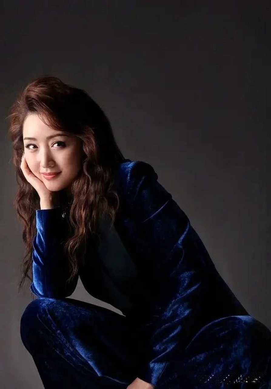 杨钰莹才是不老女神,51岁穿蓝色缎面套装