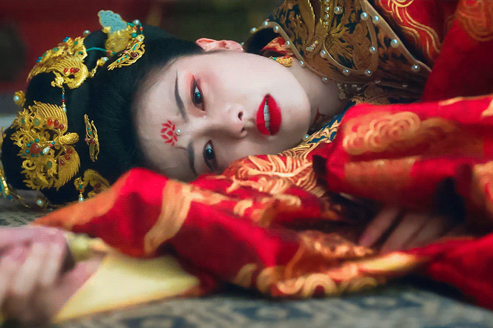 《凤囚凰》中,白鹿分饰霍璇和乐蕴,演绎双重人生.