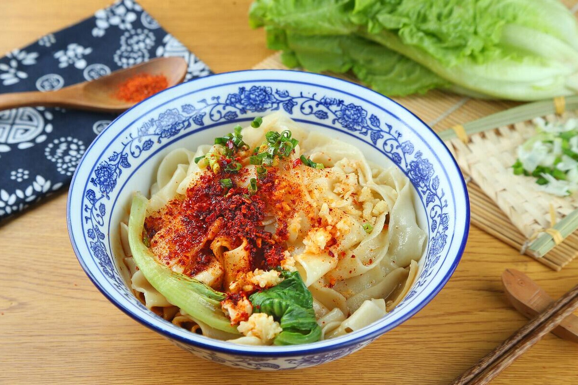 掌握技巧,轻松制作,享受美食.[原文:油泼面怎么做好吃又简单]