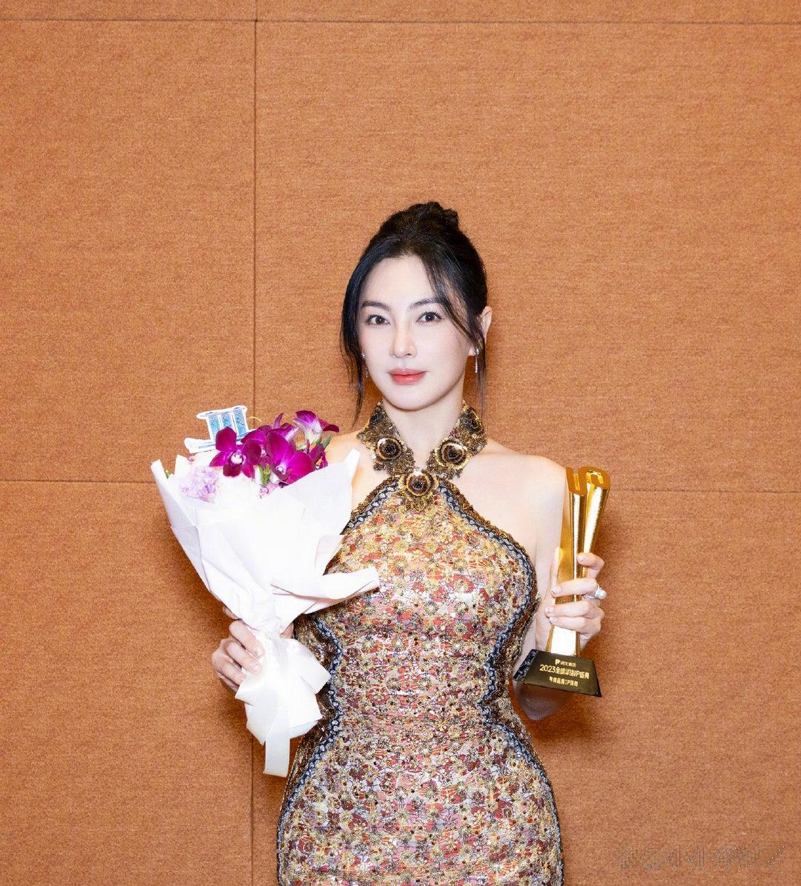 张雨绮晒获年度品质ip演员颁奖照