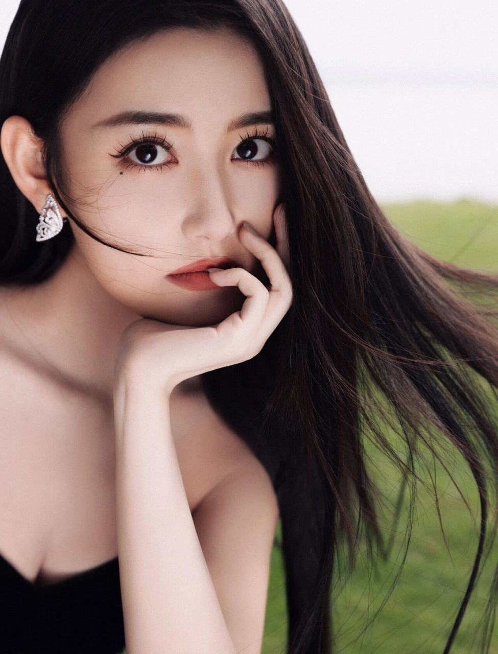 蒋依依甜美女神,她的身材曲线完美,颜值逆天让人惊艳!