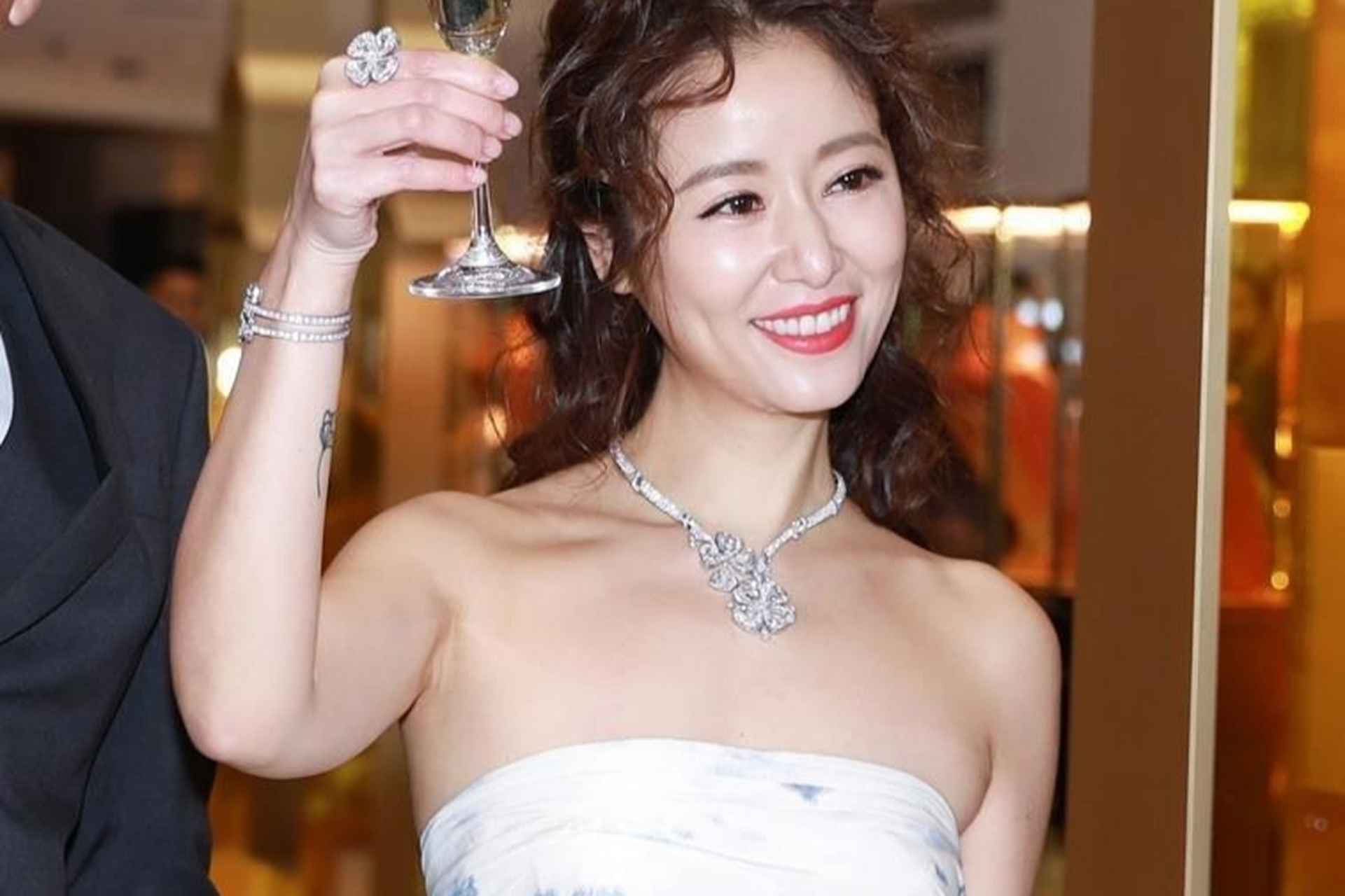 林心如惊艳回归!新造型羊毛卷 白色首饰,名媛范十足.