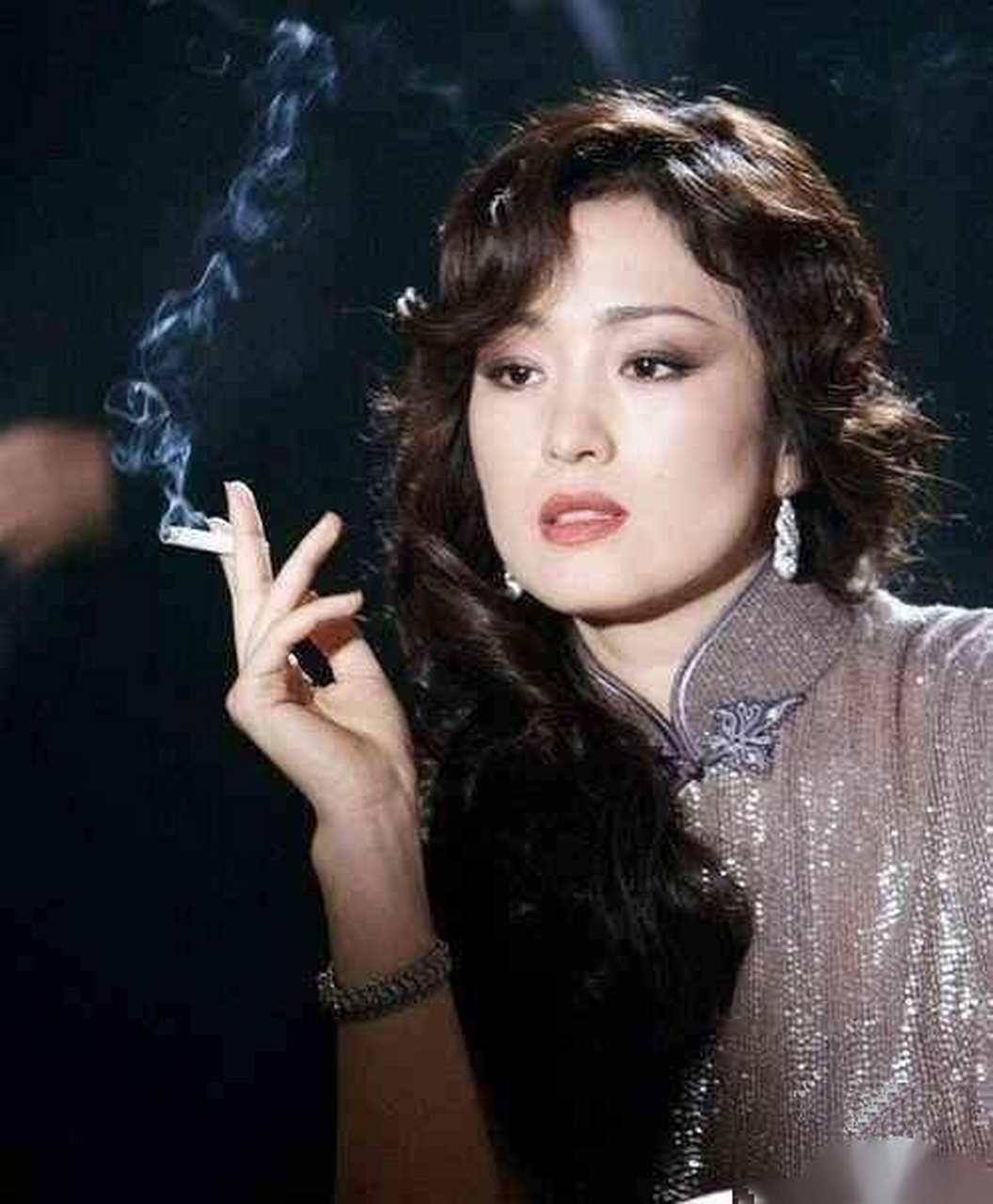 女明星"吞云吐雾"的镜头