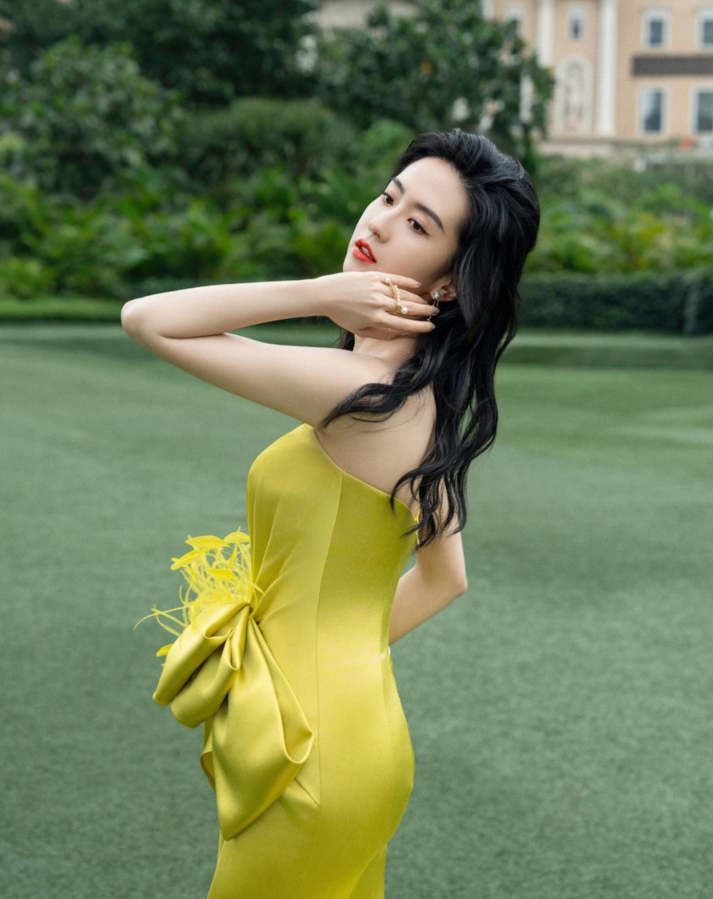 许龄月这身造型好惊艳,时尚精致,妩媚性感,尽显完美好身材!