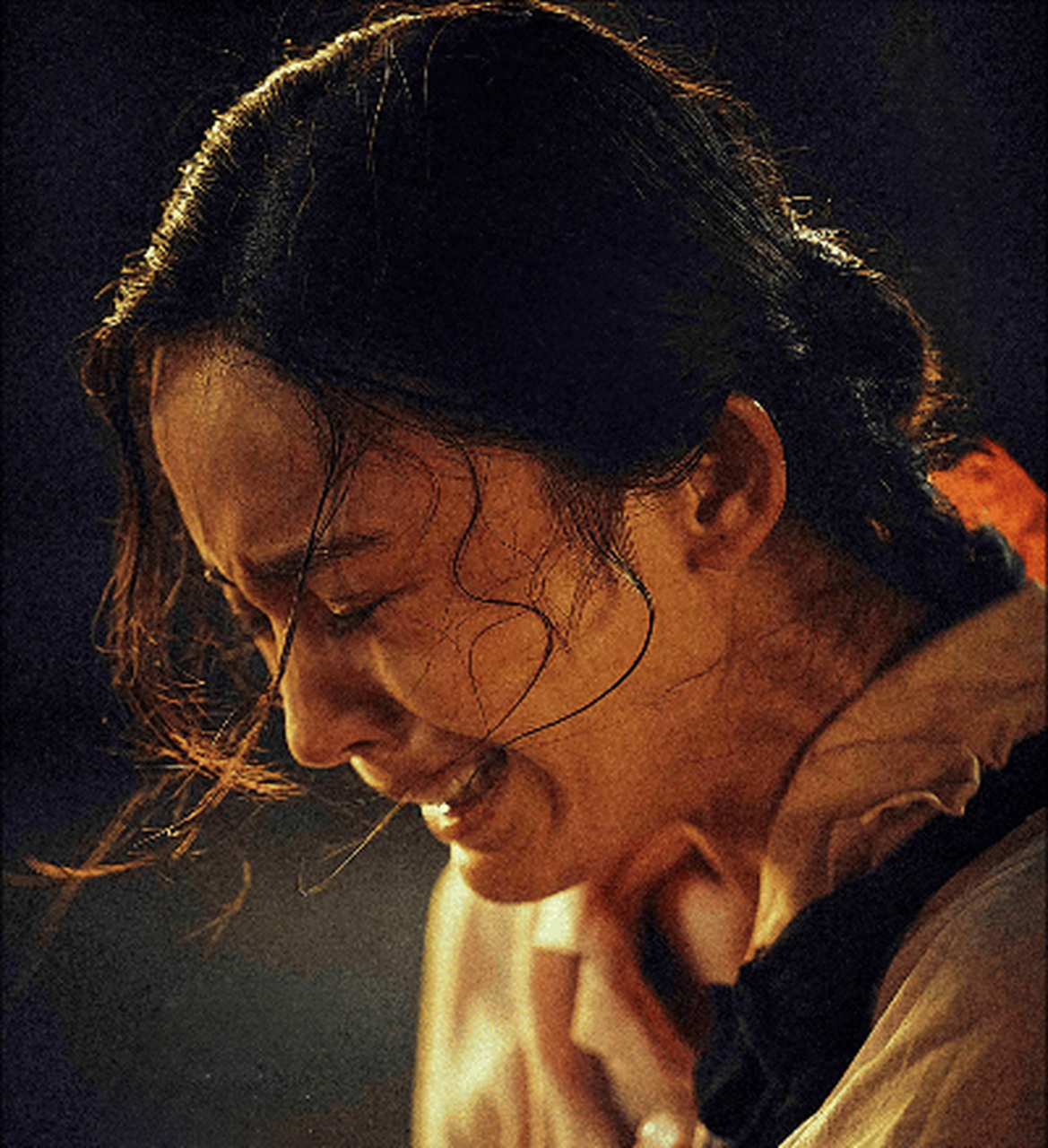 电影《出入平安》晒了古力娜扎的两张海报,眼神稀碎,头发丝凌乱
