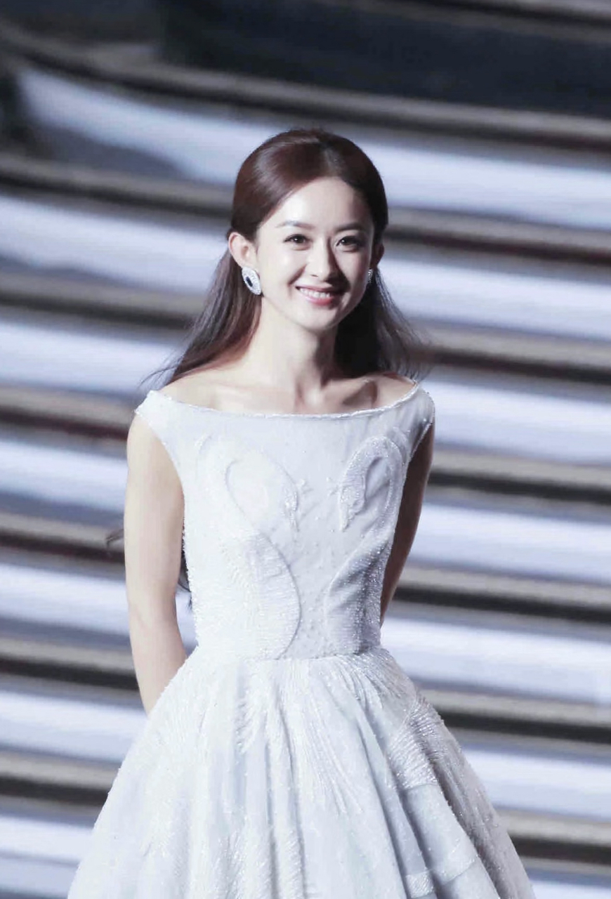 赵丽颖白天鹅造型合集,我发现她穿的礼服大多都很大方得体,很少有露的