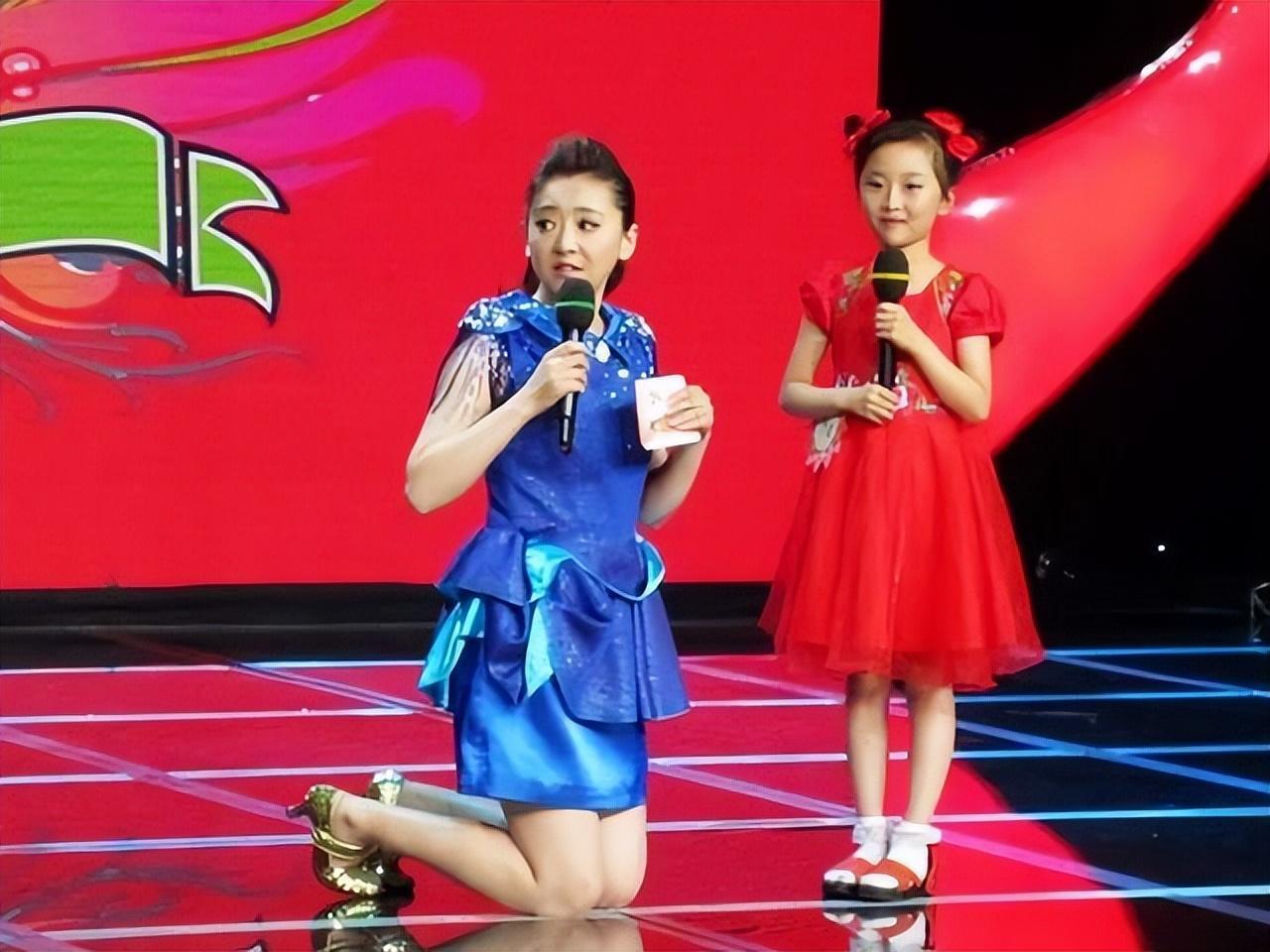 回顾月亮姐姐:低调嫁豪门39岁生子退出央视,被老公儿子宠成少女