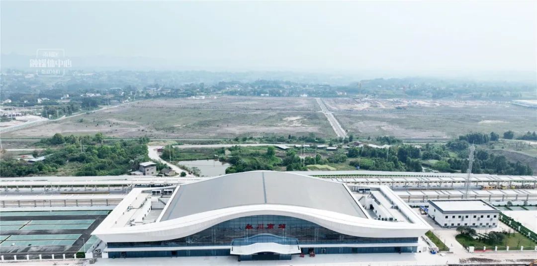 从重庆永川南站出发→ 渝昆高铁永川南站,站房及配套设施,站台主体已