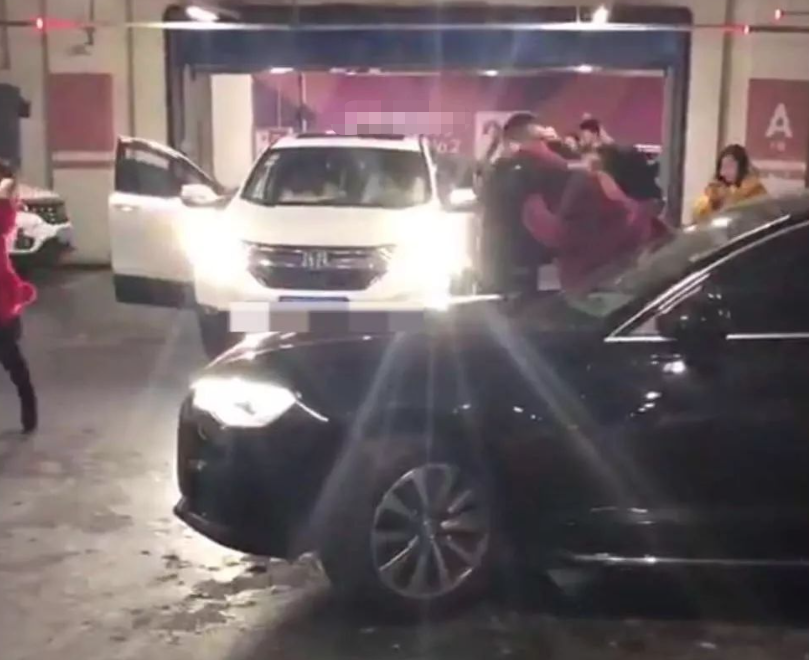 16年,中国女留学生暴力霸凌校友,被捕称要回家过生日