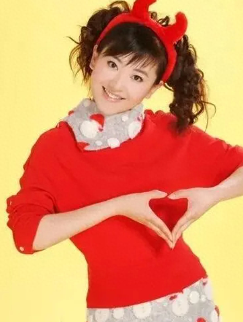 回顾月亮姐姐:低调嫁豪门39岁生子退出央视,被老公儿子宠成少女